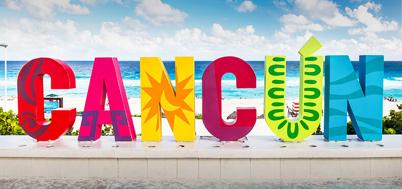 Panneau Cancún au bord de la mer des Caraïbes